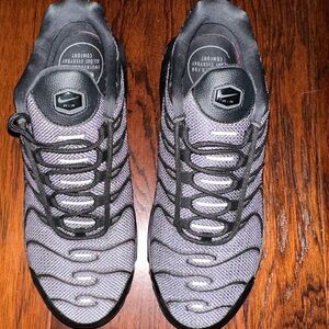 Black Nike air max plus